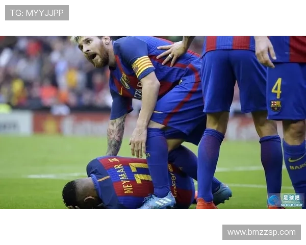 足球明星专用水瓶揭秘运动员如何保持最佳状态与水分补给技巧