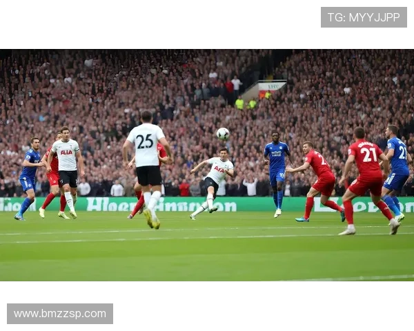 国外足球明星训练时的精彩瞬间与独特风采展示 国外足球明星训练时的精彩瞬间与独特风采展示