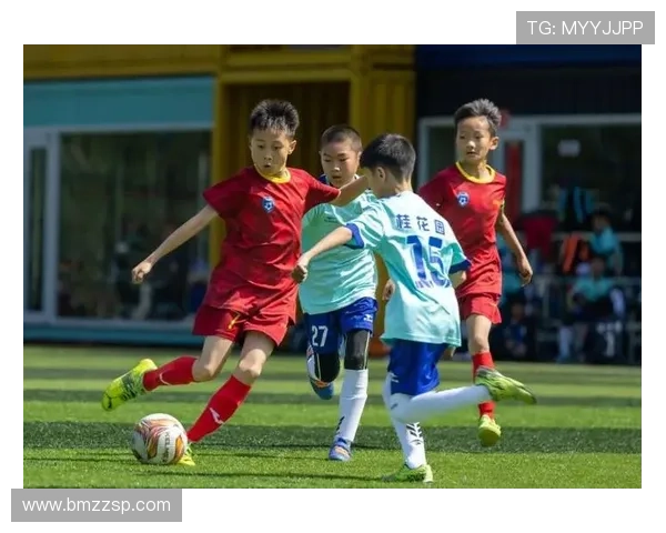 足球明星在绿茵场上挥洒汗水展现激情与梦想的精彩瞬间 足球明星在绿茵场上挥洒汗水展现激情与梦想的精彩瞬间