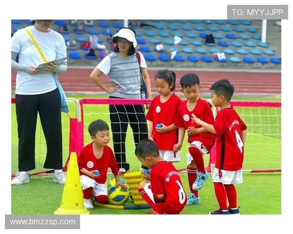 两小孩热情点名心目中的足球明星展现童真与梦想